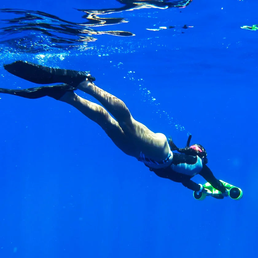 Abenteuerlustiger Unterwasser-Scooter