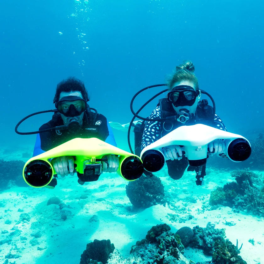 Abenteuerlustiger Unterwasser-Scooter